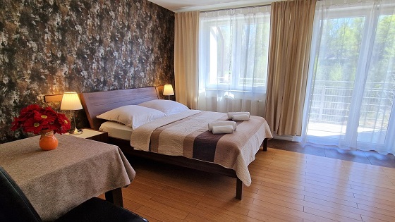 Komfortowy apartament dla pary z przytulnym wystrojem, idealny na romantyczny wypoczynek.